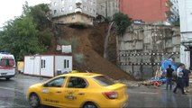 Beyoğlu Sütlüce'de toprak kayması sonucu bina çökme tehlikesi yaşıyor