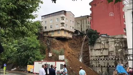 Yağıştan etkilenen binada oturanlar tahliye edildi - İSTANBUL
