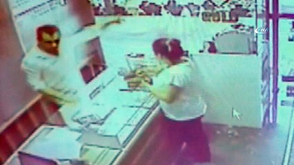 Kuyumcudan bin TL'lik sahte kolye bozduran kadının kayıplara karışma anı kamerada