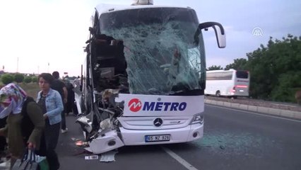 Yolcu Otobüsü Tıra Çarptı Açıklaması 23 Yaralı