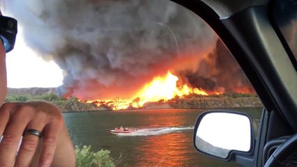 Une tornade de feu se transformer en trombe marine