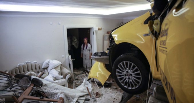 Beşiktaş'ta, Kayganlaşan Yolda Duramayan Taksi Evin Yatak Odasına Girdi: 2 Yaralı