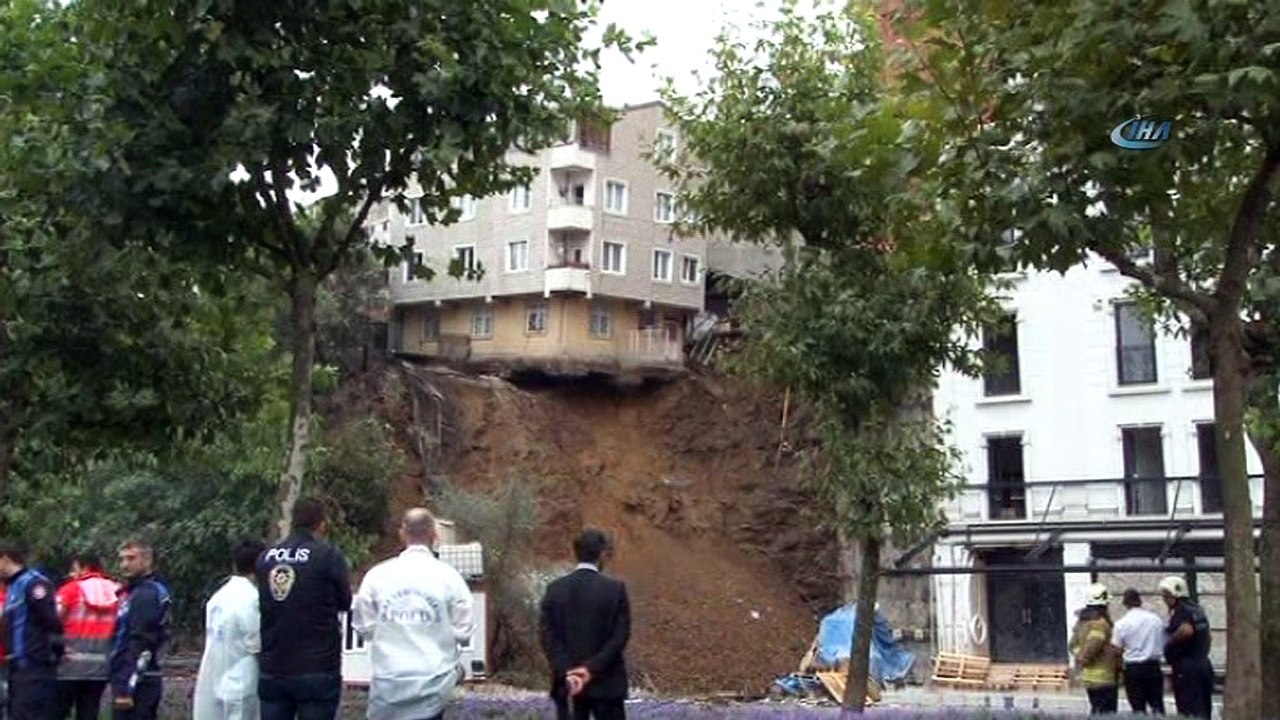 Beyoğlu Sütlüce'de toprak kayması nedeniyle çökme tehlikesinin meydana geldiği bina çöktü