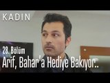 Arif, Bahar'a hediye bakıyor.. - Kadın 28. Bölüm