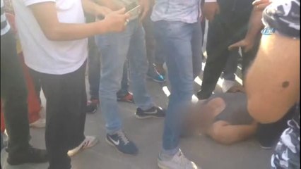 Parkta Meydan Dayağı Yiyen Tacizci Kamerada