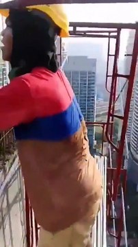 Malaisie - Ces ouvriers montent un échafaudage à 400 mètres de haut, sans aucune sécurité