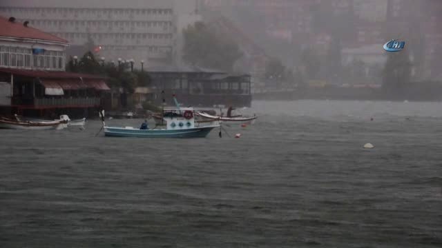 Aniden Bastıran Yağmur Yolları Göle Çevirdi