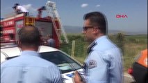 Aydın Sulama Kanalına Uçan Minibüsün Üstünde 1 Saat Kurtarılmayı Bekledi