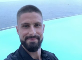 Le champion du monde Olivier Giroud s'est rasé la tête ! - ZAPPING PEOPLE DU 24/07/2018