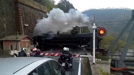 Regardez ce qui va sortir de ce tunnel... Incroyable