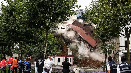 Beyoğlu'nda zemini kayan bina çöktü