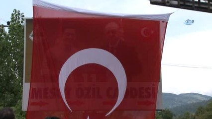 Özil'in Cumhurbaşkanı Erdoğanlı Tabelasına Törenli Açılış