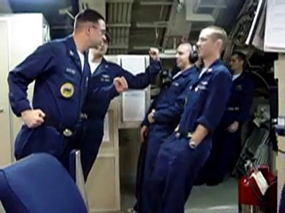 Un sous marin se penche à 29° et voici la réaction des marins dans la cabine