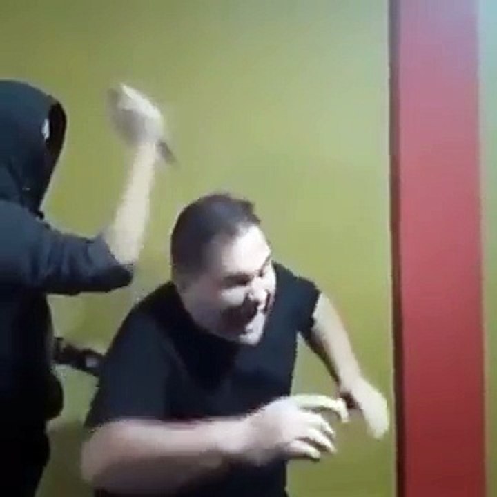 Un fils trolle son père lors d'une démonstration de self défense