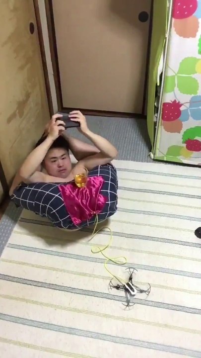 Il essaye d'enlever une nappe posée sur ses fesses avec un drone