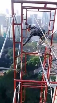 Ces ouvriers Malaisiens sans sécurité sur cet échafaudage de plusieurs centaines de mètres