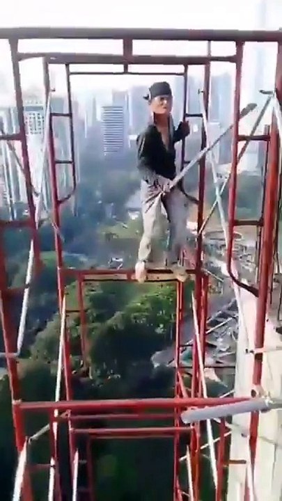 Montage d'un échafaudage au sommet d’un gratte-ciel sans séc