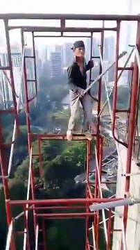 Montage d'un échafaudage au sommet d’un gratte-ciel sans séc