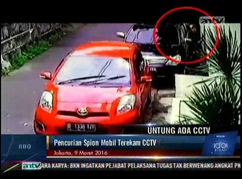 Pencuri Spion Mobil Terekam CCTV