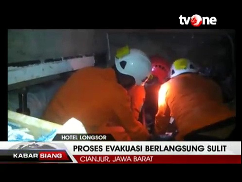 Proses Evakuasi Korban Longsor Hotel di Cianjur
