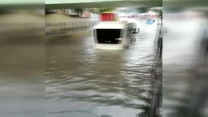 Bayrampasa'da Yolcu Minibüsü Su Basan Alt Geçitte Mahsur Kaldı