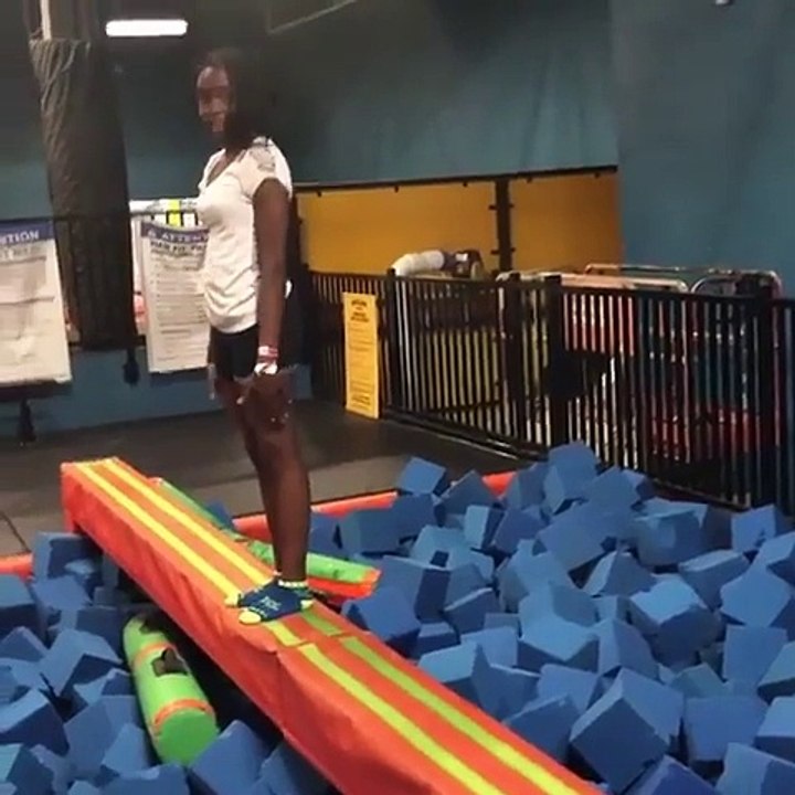 Elle atterrit sur la nuque en gymnastique ! Entraînement à la poutre !