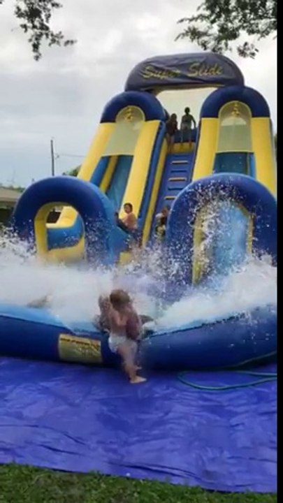 Il met KO son fils au pied d'un toboggan gonflable géant !