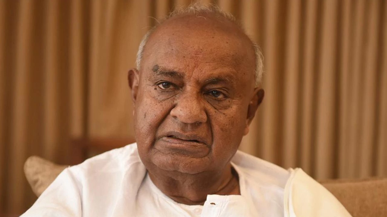ಎಚ್ ಡಿ ದೇವೇಗೌಡ, Father of Karnataka, ವಿರುದ್ಧ ದೂರು ದಾಖಲು | Oneindia Kannada