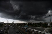 İstanbul'da Kara Bulutlar Gündüzü Geceye Çevirdi, Aniden Yağan Yağmur Vatandaşları Zor Durumda Bıraktı