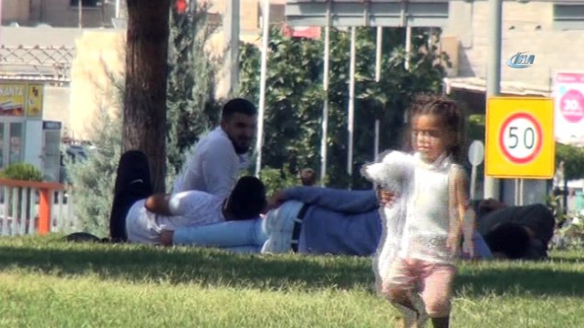 Sıcaklardan bunalan vatandaşlar parklarda serinliyor