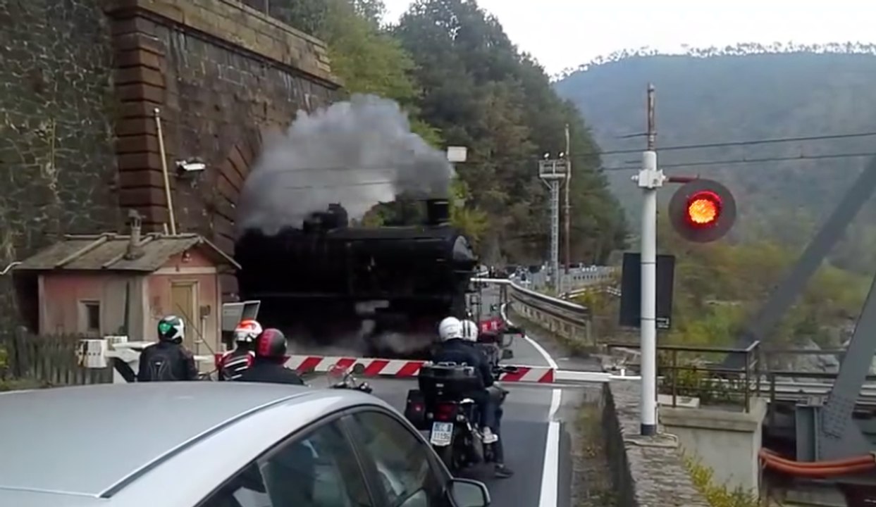 Découvrez pourquoi un train à vapeur bloque un passage à niveau après s'être éloigné