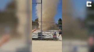 Shocking footage capture tornade soufflant du sable des centaines de pieds dans l'air au jeu de baseball petite ligue