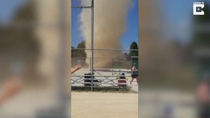 Shocking footage capture tornade soufflant du sable des centaines de pieds dans l'air au jeu de baseball petite ligue
