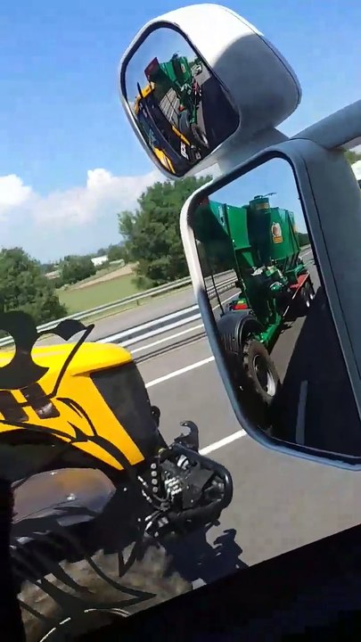 Un tracteur double un routier sur l'autoroute A6.