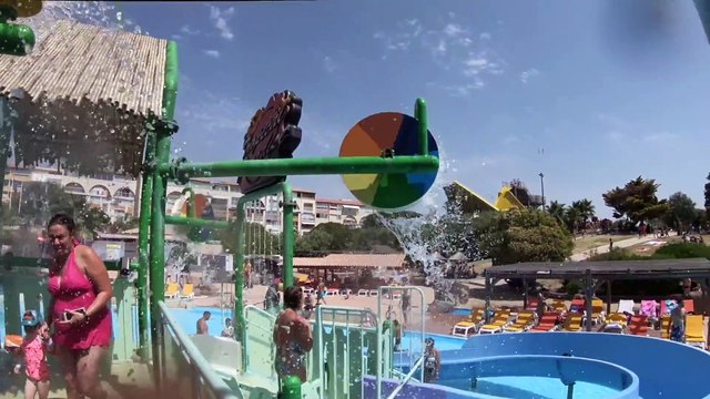 Glisse Aquatique dans les Toboggans du Parc Aquatique Aqualand