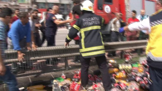 İçecek yüklü kamyon TIR'a arkadan çarptı... Karayolu savaş alanına döndü