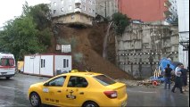 Beyoğlu Sütlüce'de Toprak Kayması Sonucu Bina Çökme Tehlikesi Yaşıyor