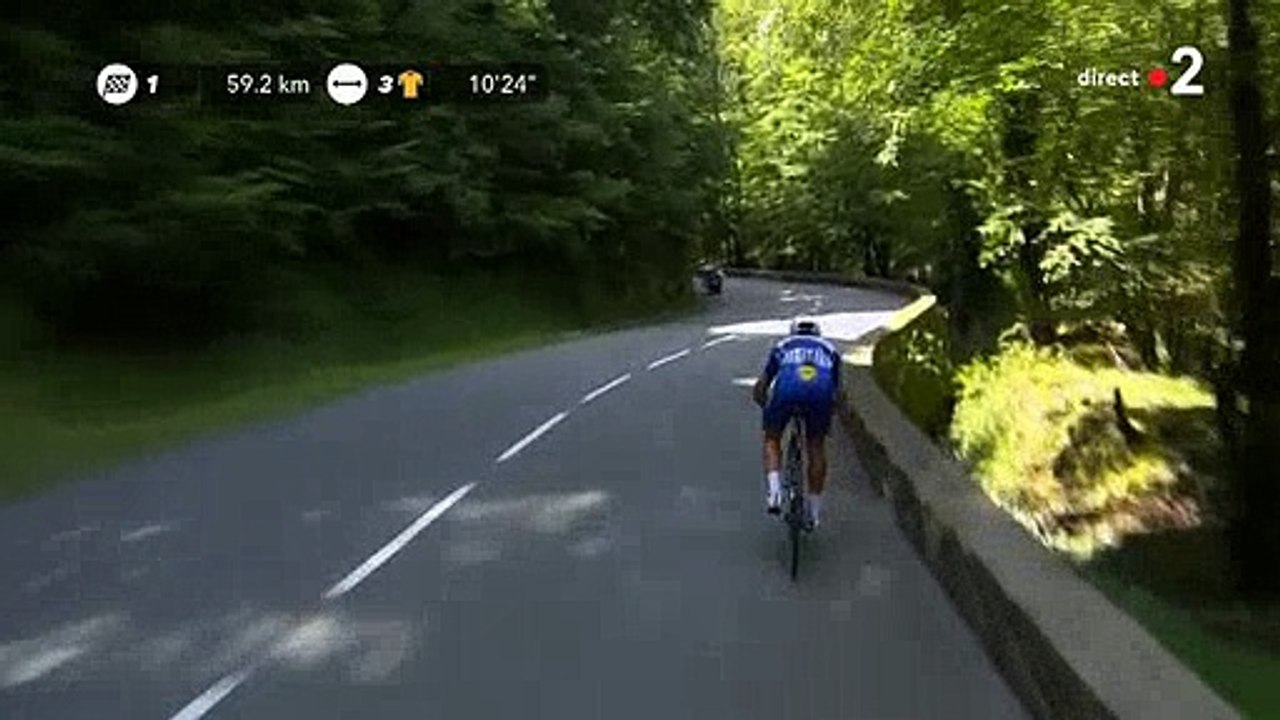 Tour de France - L'effrayante chute de Philippe Gilbert qui passe par-dessus le parapet en direct sur France 2