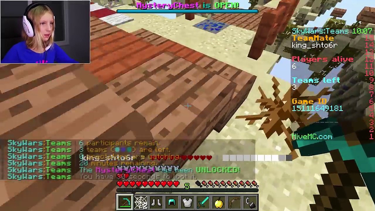 Battling on Islands   Minecraft Skywars on HIVE (2)