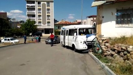 Yolcu minibüsü evin duvarına çarptı: 5 yaralı