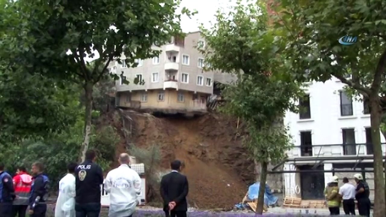 Beyoğlu Sütlüce'deki Bina Çöktü! Çökme Anı Kamerada...