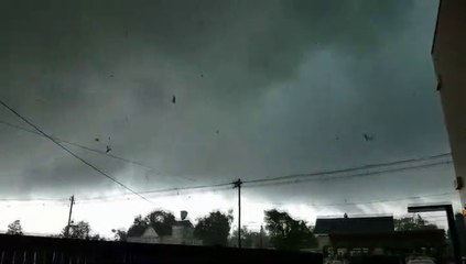 En pleine tornade, il sort sa caméra pour montrer la puissance des élements