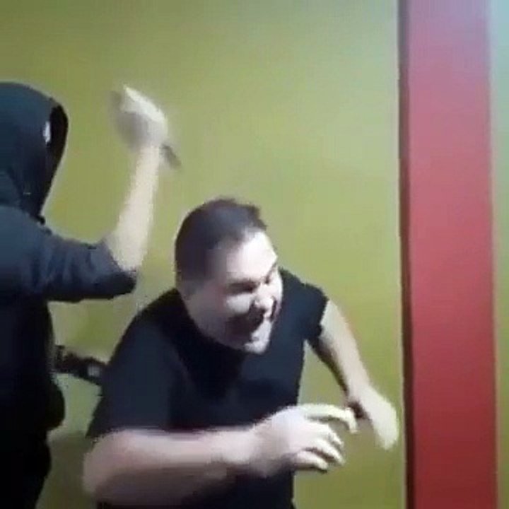 Il tente de faire une démo de self défense avec...
