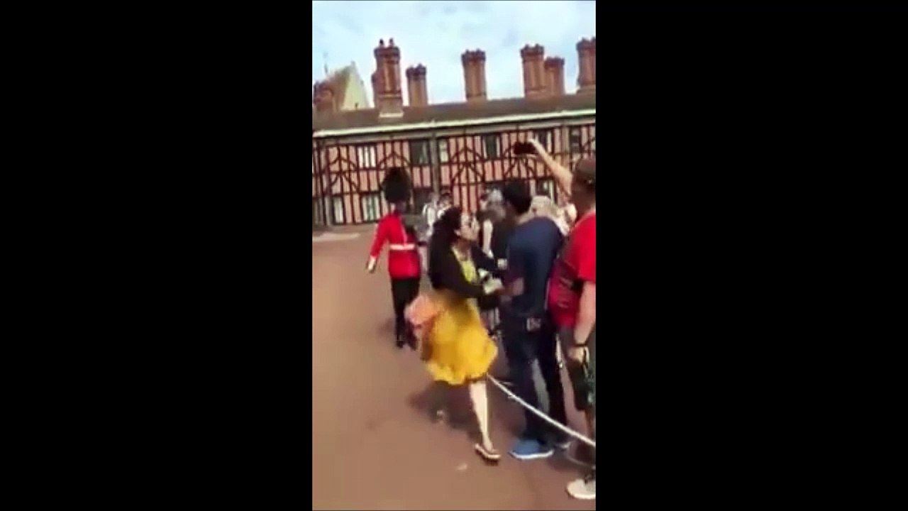 Un Garde Royal pousse une touriste chinoise arretée au mauvais endroit