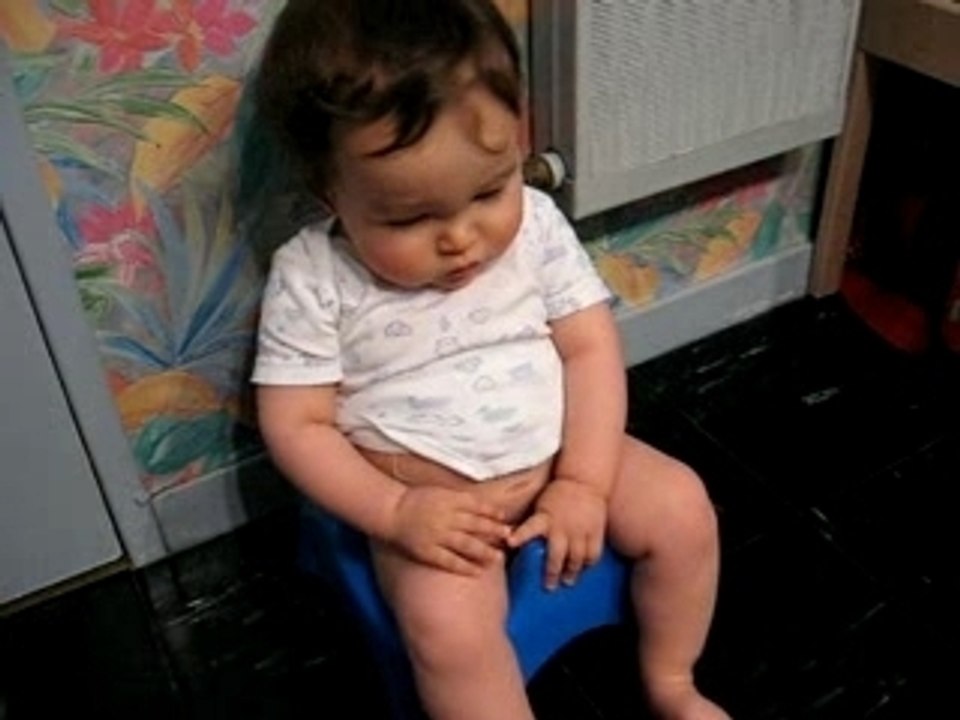 Lucas fait caca dans le pot