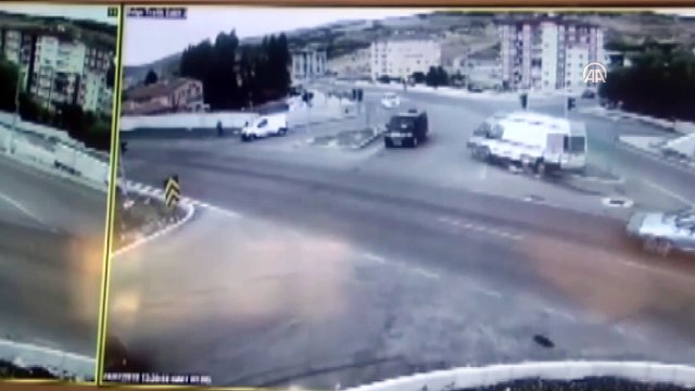 Ambulans kavşakta bekleyen minibüse çarptı: 5 yaralı - YOZGAT