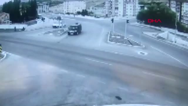 Yozgat Hamile Kadını Taşıyan Ambulans Otomobil ve Minibüse Çarptı 3 Yaralı Hd