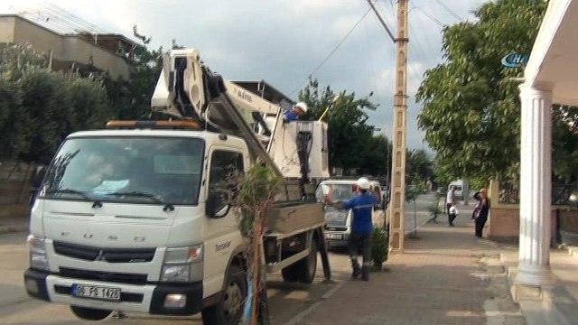 Evin balkonundan uçan halı elektrik tellerinin üzerine düştü