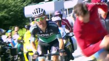 Gaz lacrymogène, fumigène, agression... Quand le Tour de France dérape