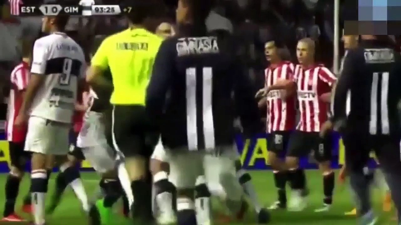 Le combat le plus fort et le combat dans l'histoire du football